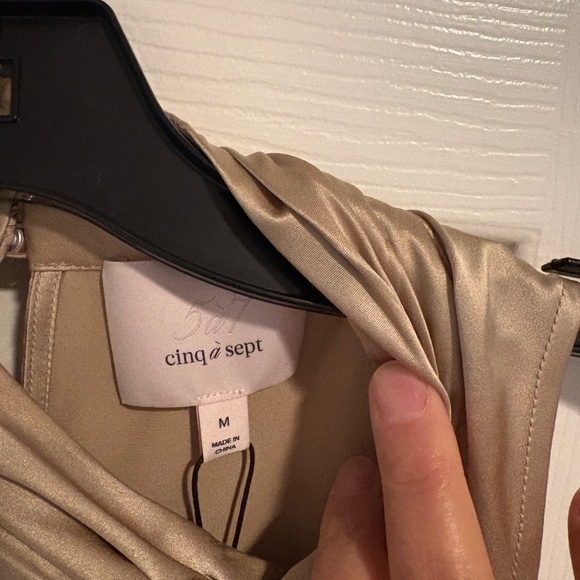 Gorgeous silk top CINQ A SEPT 100% silk NWT size M - Picture 2 of 6